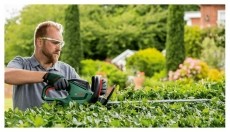 Bosch UniversalHedgeCut 60 elektromos s&ouml;v&eacute;nyv&aacute;g&oacute; (06008C0703) H&aacute;ztart&aacute;s / Otthon / K&uuml;lt&eacute;r - K&uuml;lt&eacute;r / kerti term&eacute;k / grill - S&ouml;v&eacute;ny / k&eacute;zi fű &eacute;s lomb v&aacute;g&oacute; - 414840