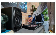 Pioneer DJ DM-40D fekete monitor hangfalp&aacute;r Audio-Video / Hifi / Multim&eacute;dia - Hangfal - Hangfalszett - Studio / zenekari hangfal - 457056