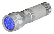 Varta 15638101421 UV LIGHT 3AAA bankjegy-vizsg&aacute;l&oacute; eleml&aacute;mpa H&aacute;ztart&aacute;s / Otthon / K&uuml;lt&eacute;r - Vil&aacute;g&iacute;t&aacute;s / elektromoss&aacute;g - Zsebl&aacute;mpa / eleml&aacute;mpa - 386667