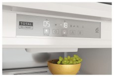 Whirlpool WHC20 T573 P HŰTŐ BE&Eacute;P&Iacute;THETŐ ALULFAGYASZT&Oacute;S Konyhai term&eacute;kek - Hűtő, fagyaszt&oacute; (be&eacute;p&iacute;thető) - Alulfagyaszt&oacute;s kombin&aacute;lt hűtő - 502895